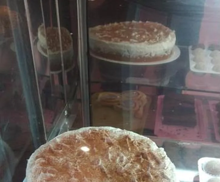 Bolo inteiro no suporte dentro da vitrine