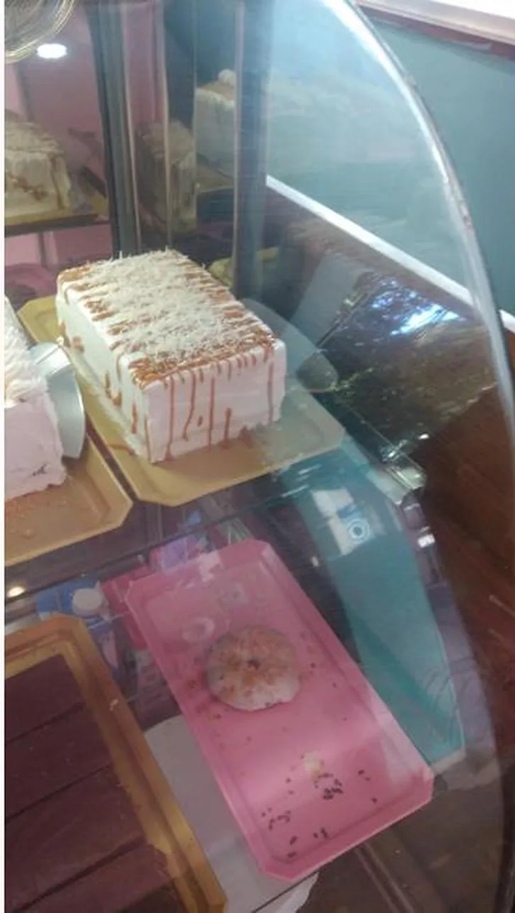 Torta na vitrine refrigerada