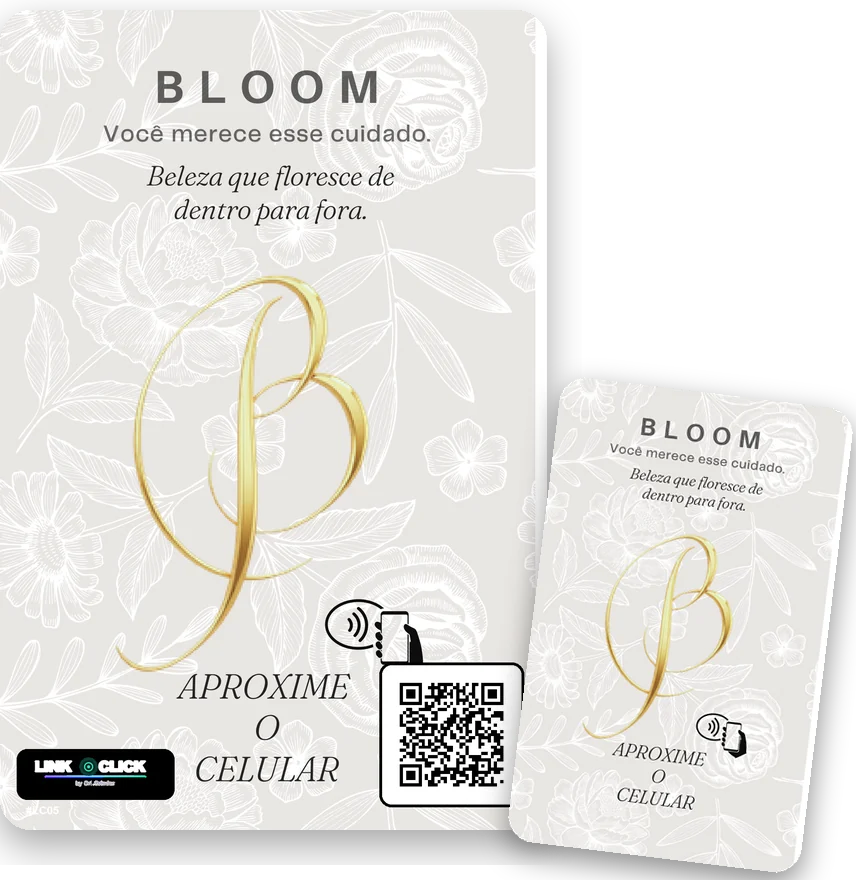 A placa de balcão 10x15 e o cartão plastificado do Espaço Bloom, os dois com o QR e a marca Link Click
