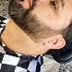 Barba desenhada vista de perfil, cliente na cadeira