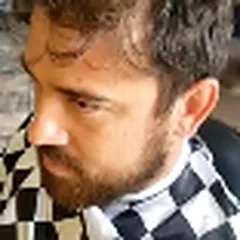 Cliente com barba feita e capa xadrez