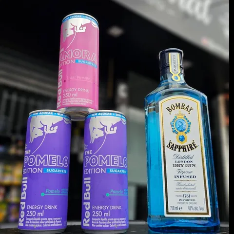Gin Bombay com Red Bull na frente da Adega Central