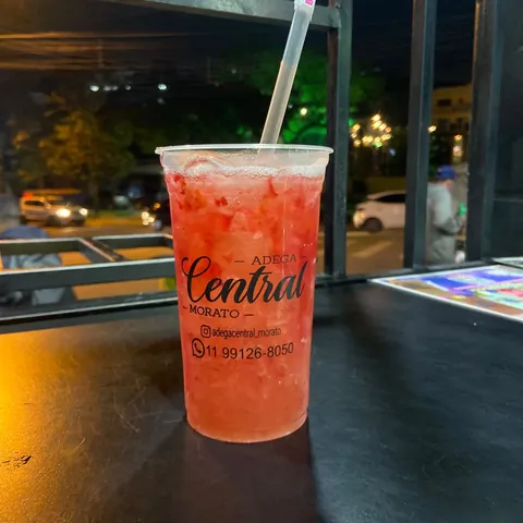 Caipirinha de morango no copo da Adega Central