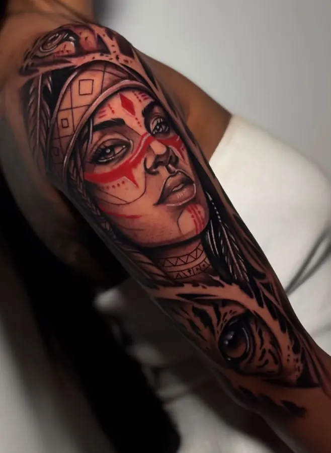 Tatuagem realista de mulher indígena com pintura vermelha no rosto