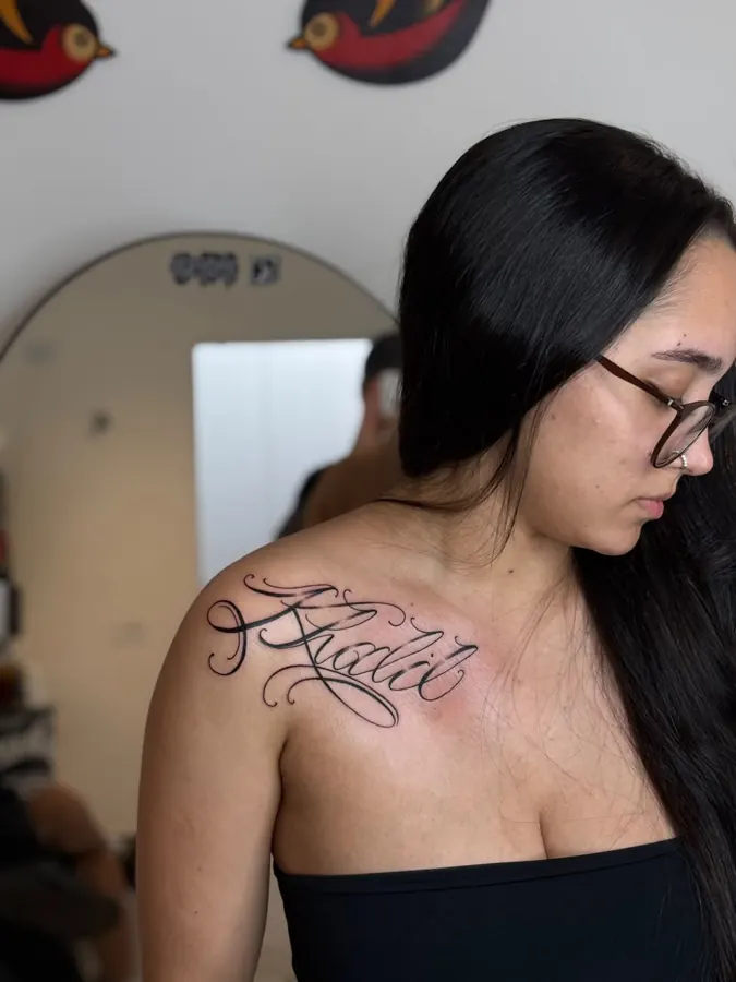 Lettering fino no ombro