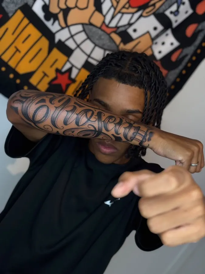 Lettering grande no antebraço